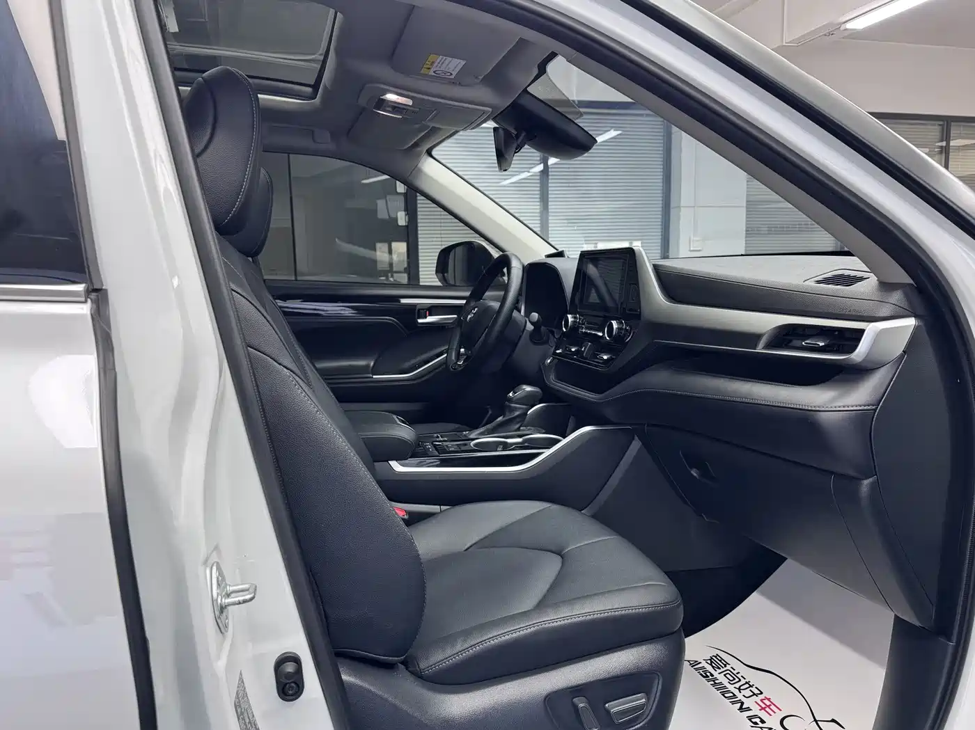 Toyota Highlander 2023 2.5L Smart Hybrid Dual Engine AWD Luxury 7-Seater фото 13