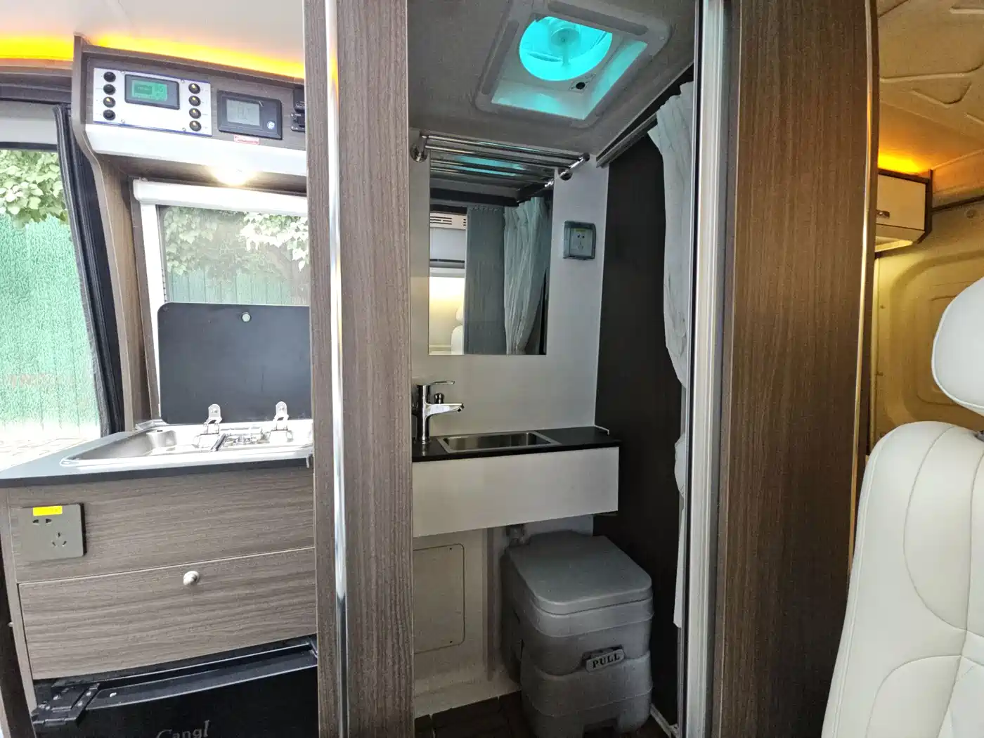 SAIC Maxus MAXUS V90 RV 2022 2021 2.0T Travel Home V90 Self-Contained Class B RV Luxury Transverse Bed