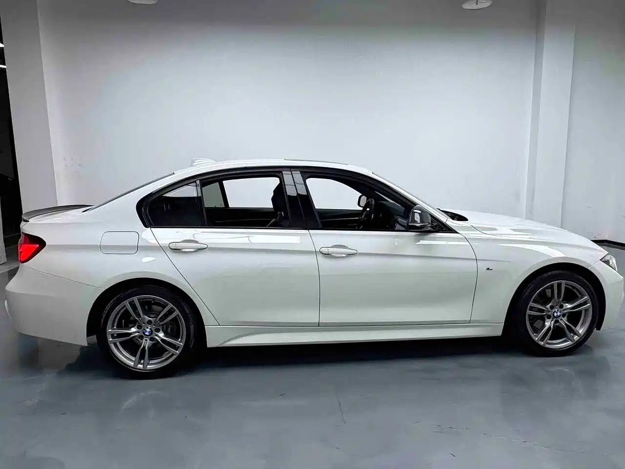 BMW 3 Series 2018 320i M Sport Black Night Edition фото 8