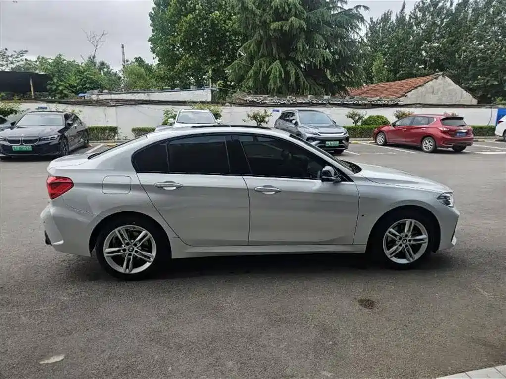 BMW 1 Series 2022 120i M Sport Shadow Edition фото 3