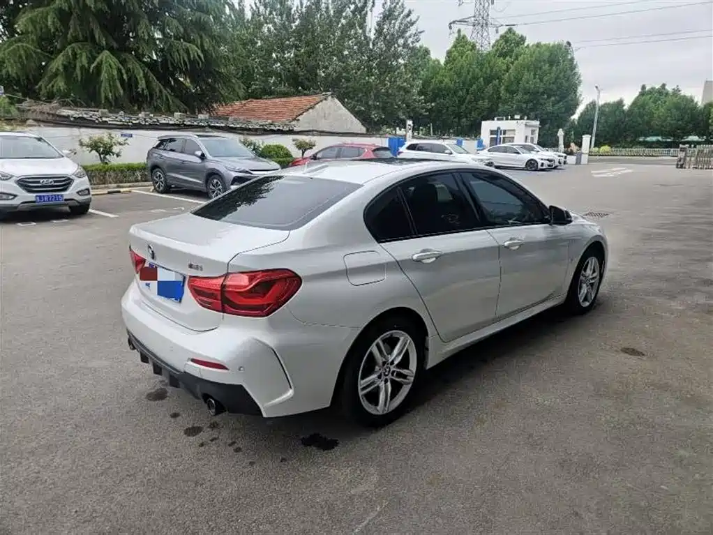BMW 1 Series 2022 120i M Sport Shadow Edition фото 4