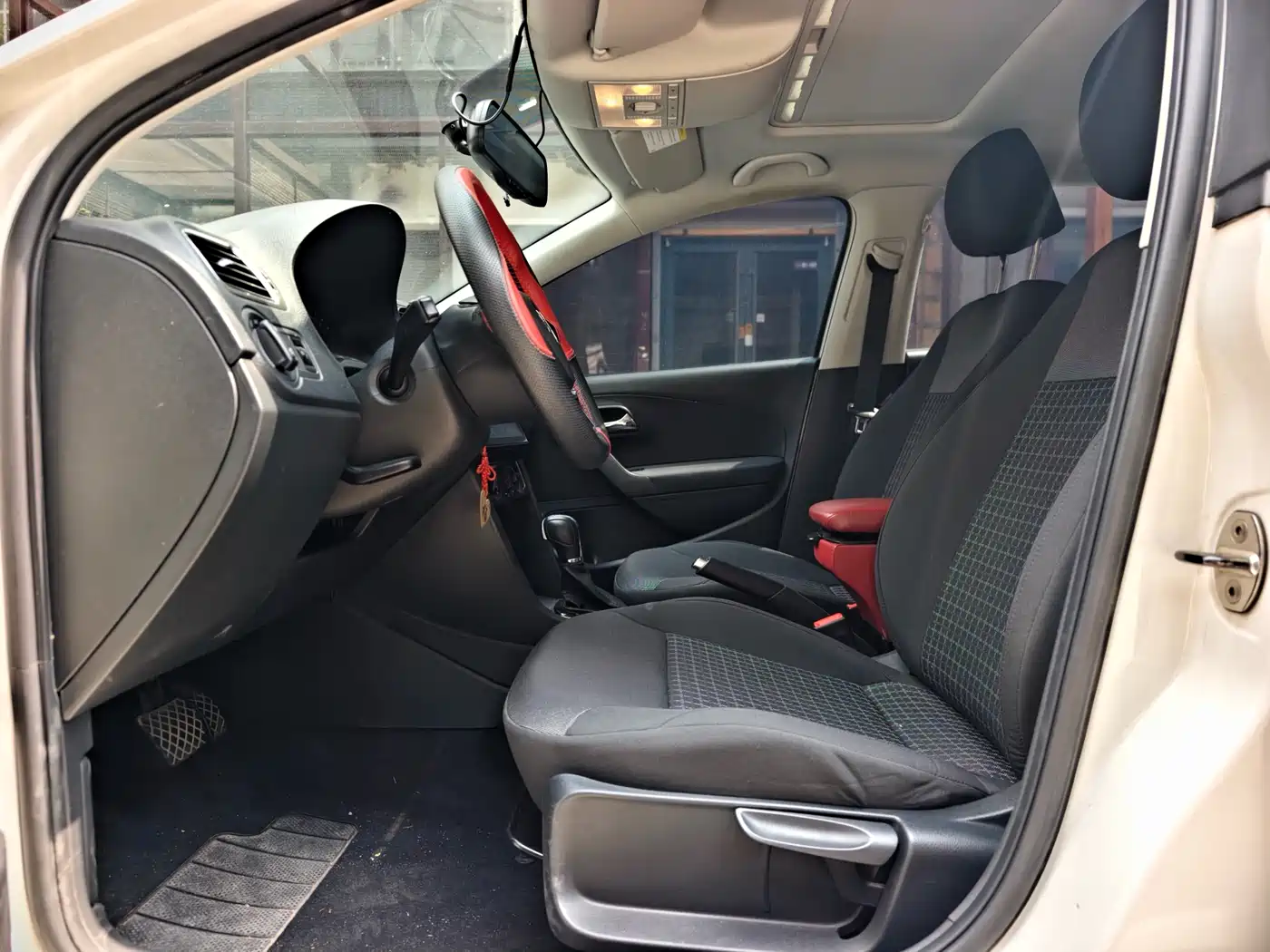 Volkswagen Polo 2016 1.6L Automatic Comfort фото 9