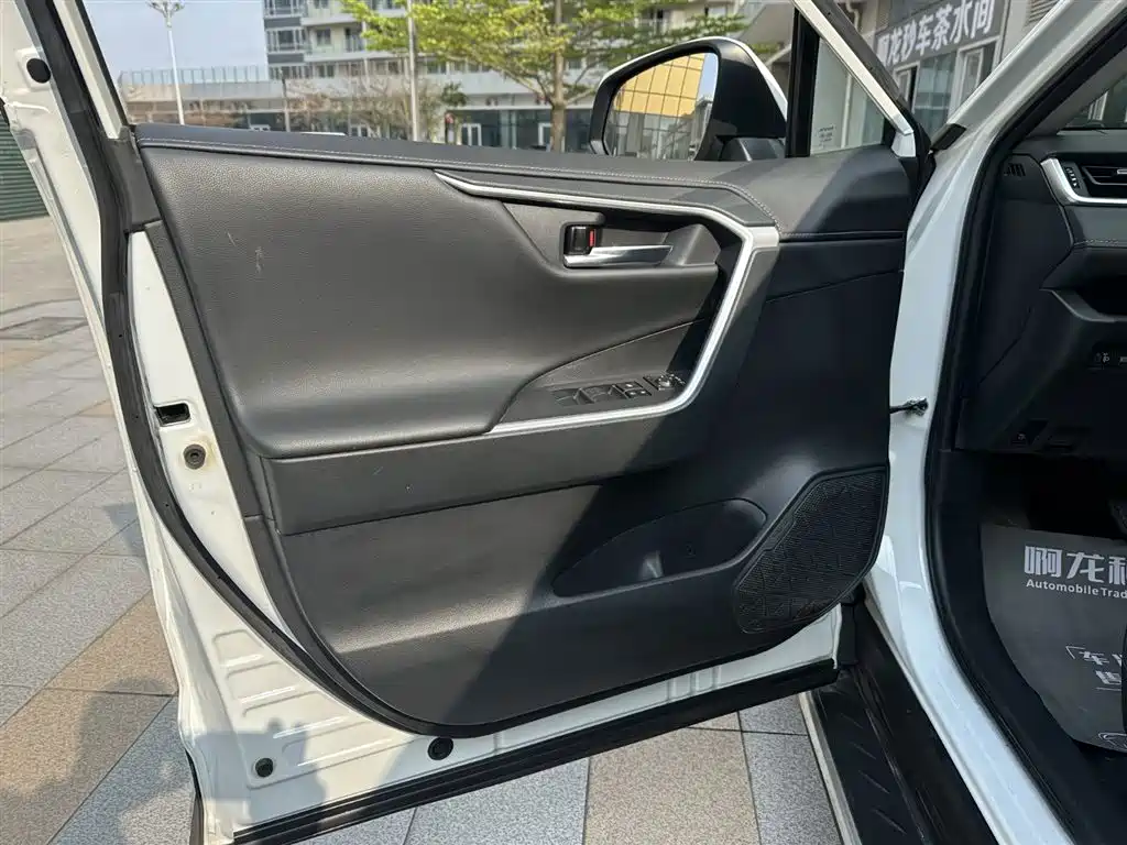 Toyota RAV4 Rongfang 2022 Hybrid 2.5L E-CVT 4WD Elite Plus Edition фото 24