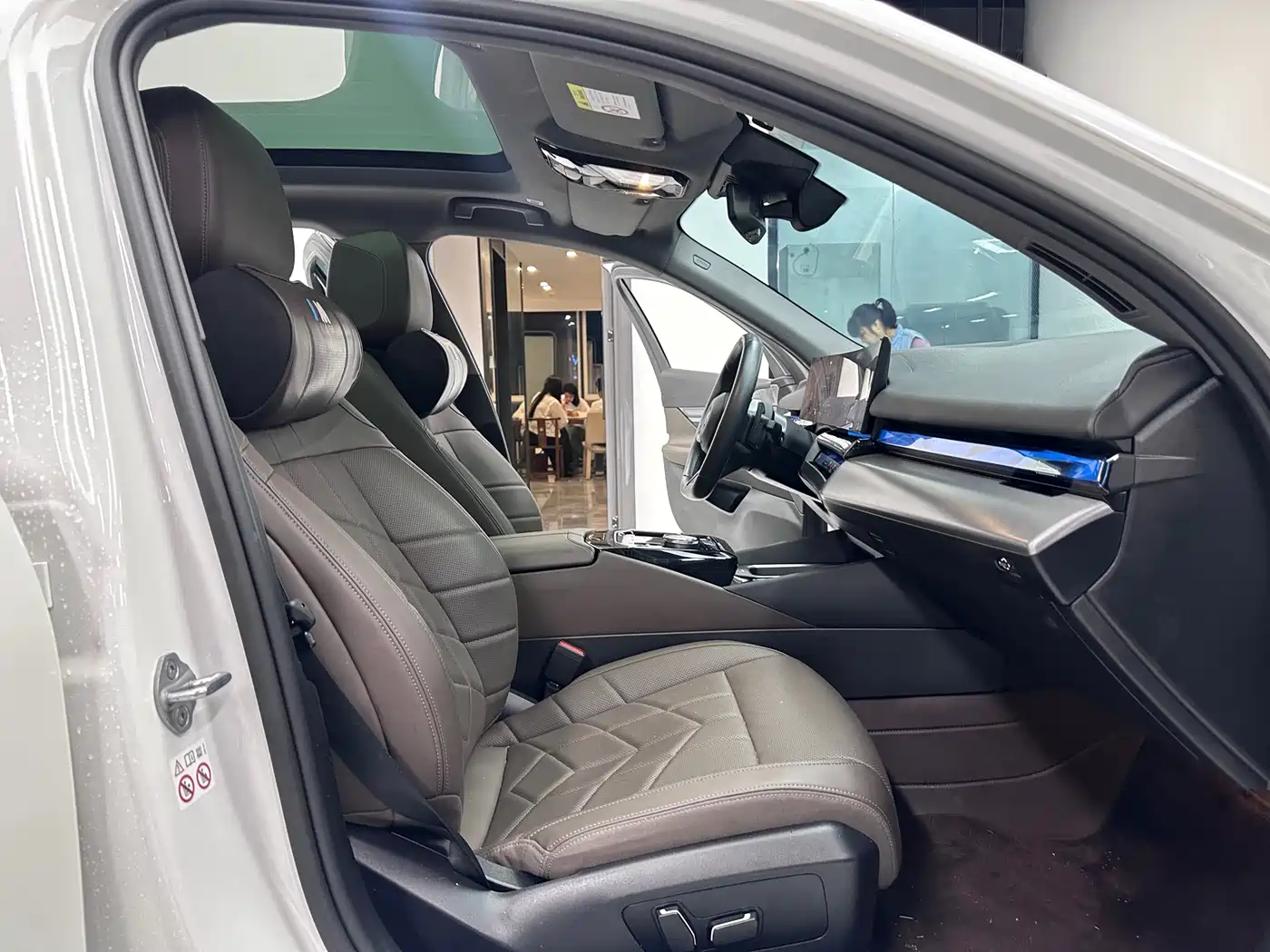 BMW 5 Series 2024 530Li Leading M Sport Package фото 10