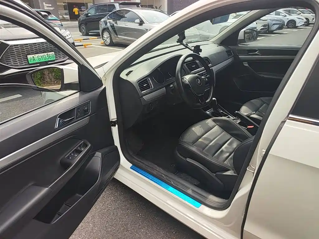 Volkswagen Lavida Tour 2017 1.6L Automatic Comfort Edition фото 13