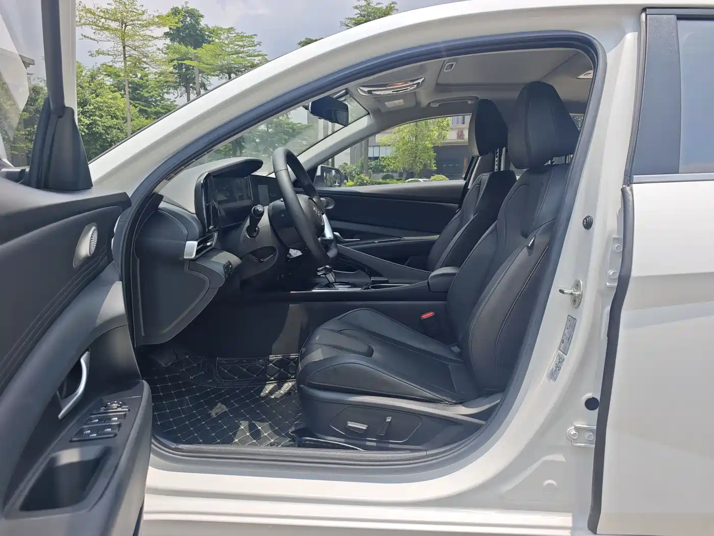 Hyundai Elantra 2022 1.5L CVT LUX Premium Edition фото 12