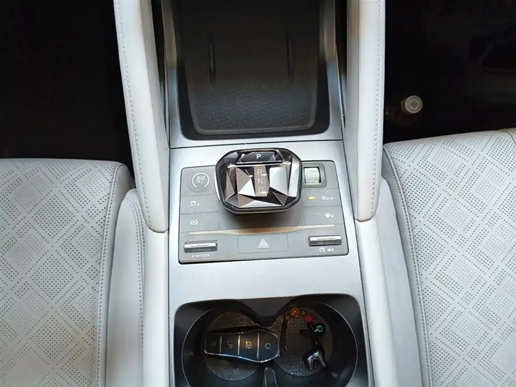 BYD Yuan UP 2024 401KM Vitality Edition фото 14