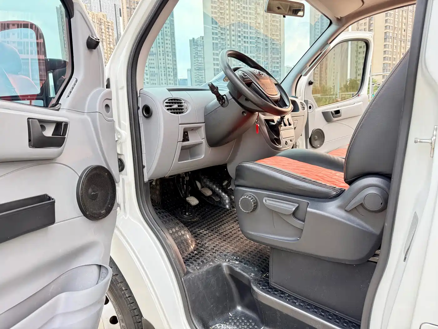 SAIC Maxus Xintu V80 2021 2.0T PLUS Manual Urban Edition Short Wheelbase Ultra-Low Roof 7/8/9 Seats фото 14