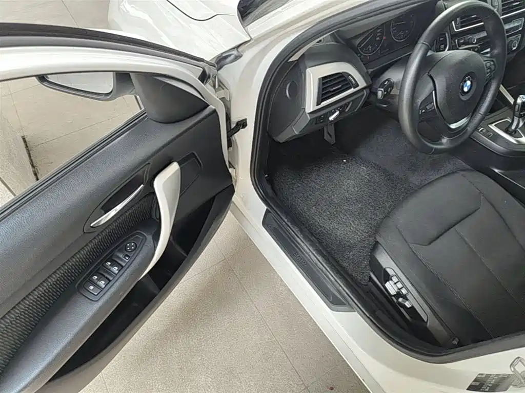 BMW 1 Series (Import) 2016 120i Leading Model фото 16