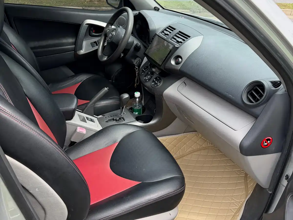 Toyota RAV4 Rongfang 2010 2.0L Automatic Luxury Upgrade Edition фото 9
