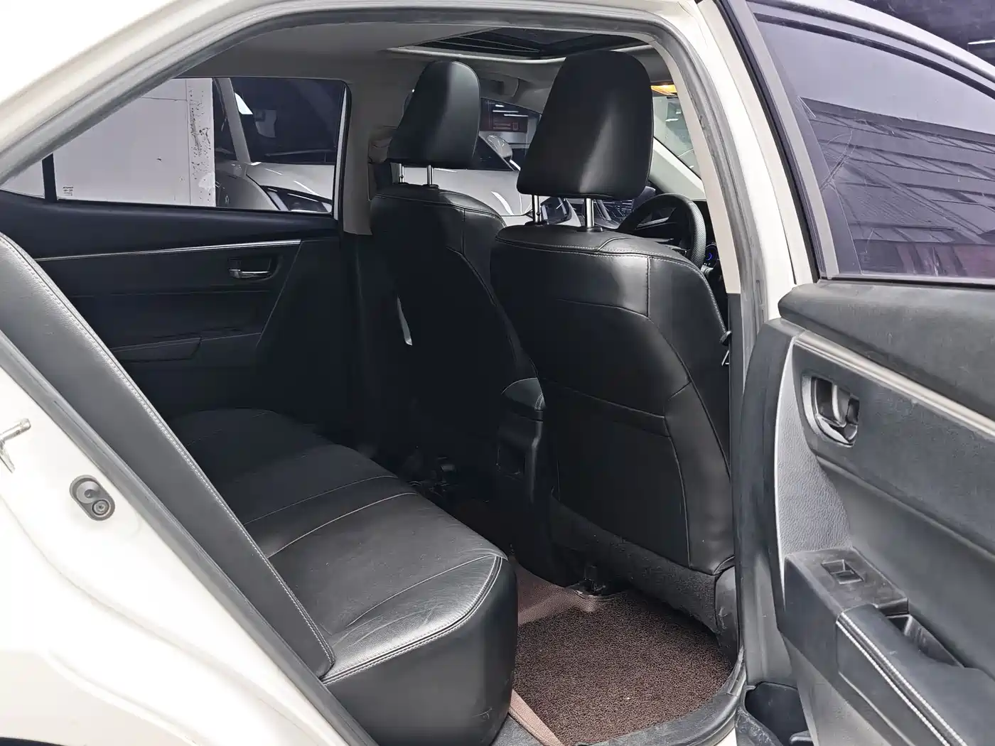 Toyota Corolla 2016 Dual Hybrid 1.8L E-CVT Elite Edition фото 7