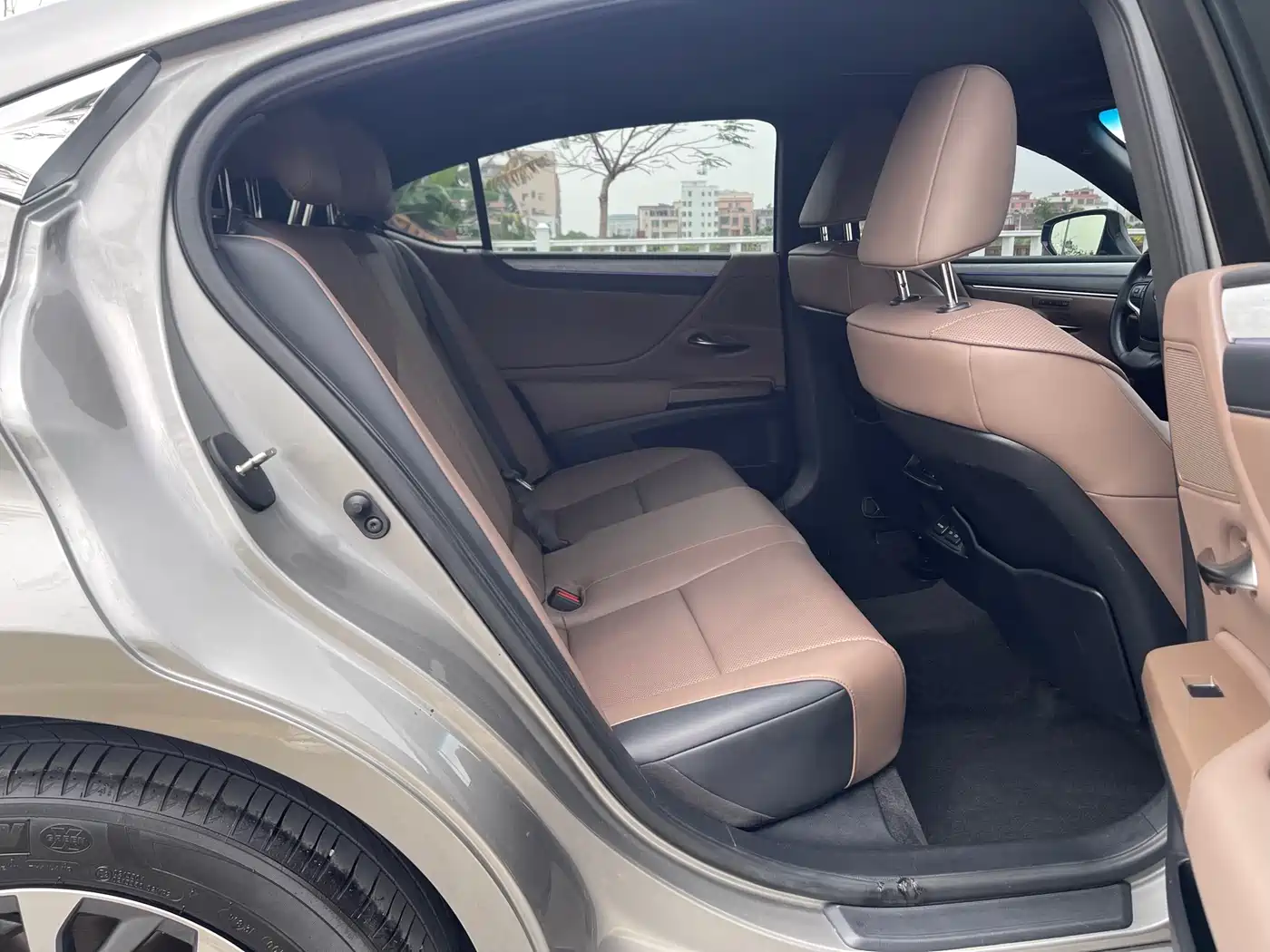 Lexus ES 2025 200 Ultimate Edition фото 15