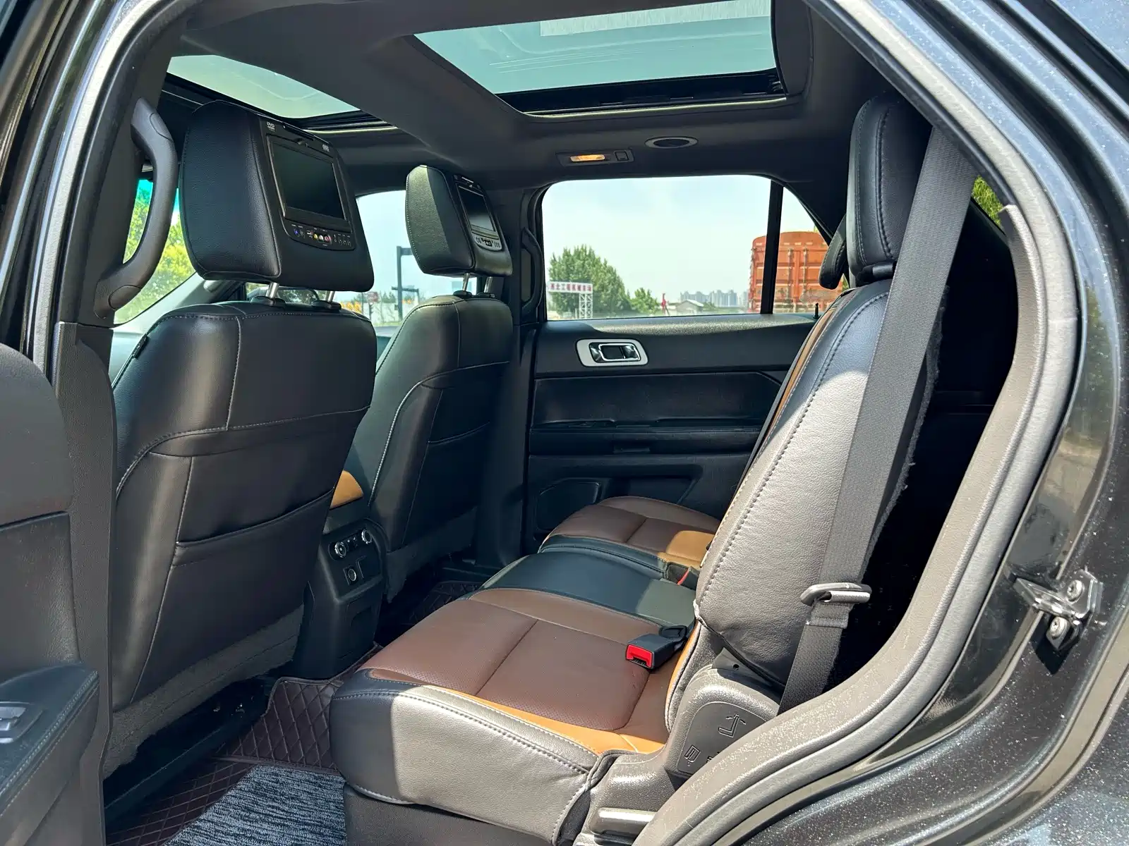 Photo 7 - Ford Explorer (Import)