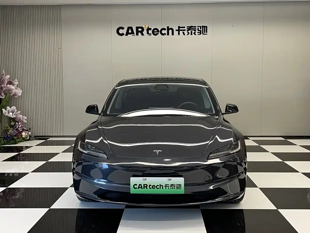 Фото 3 - Tesla Model 3