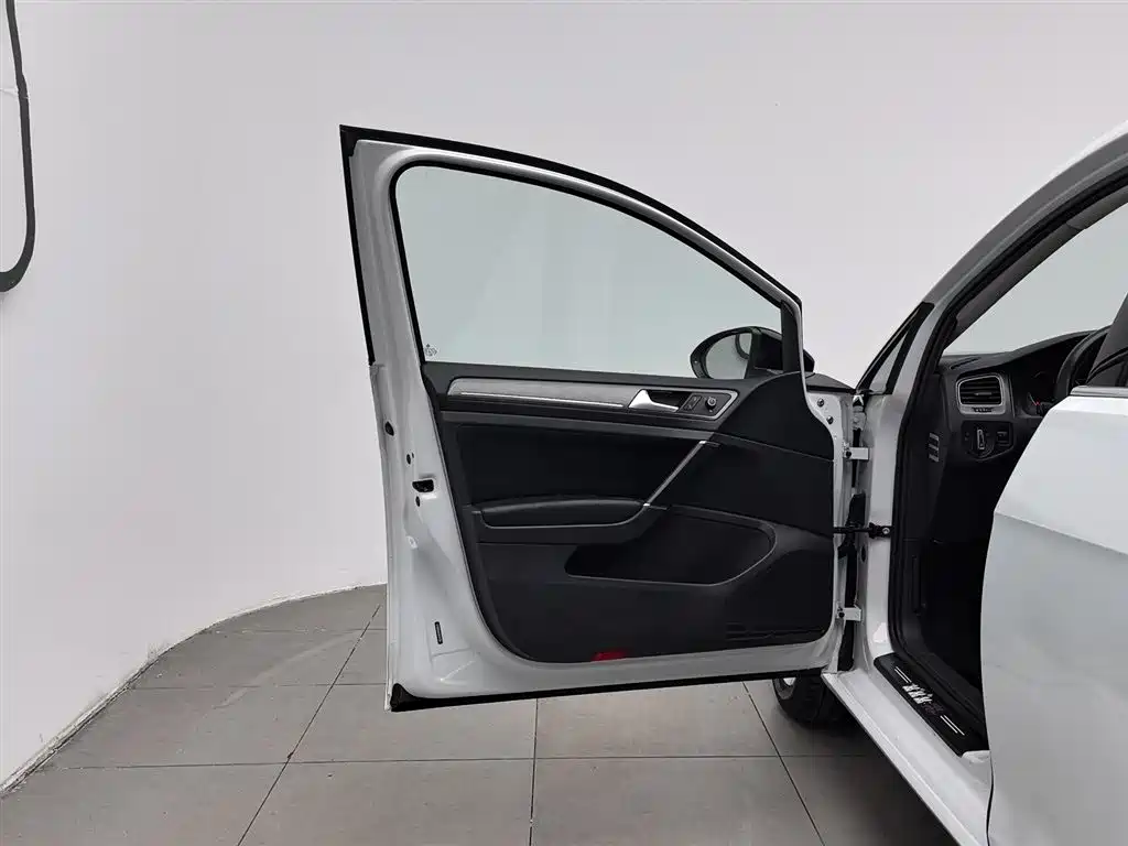 Volkswagen Golf 2016 1.6L Automatic Comfort фото 8