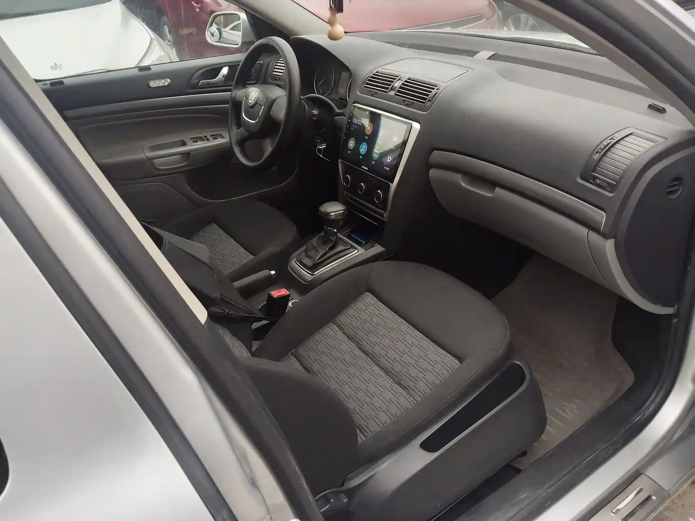 Škoda Octavia 2010 1.6L Auto Comfort фото 6
