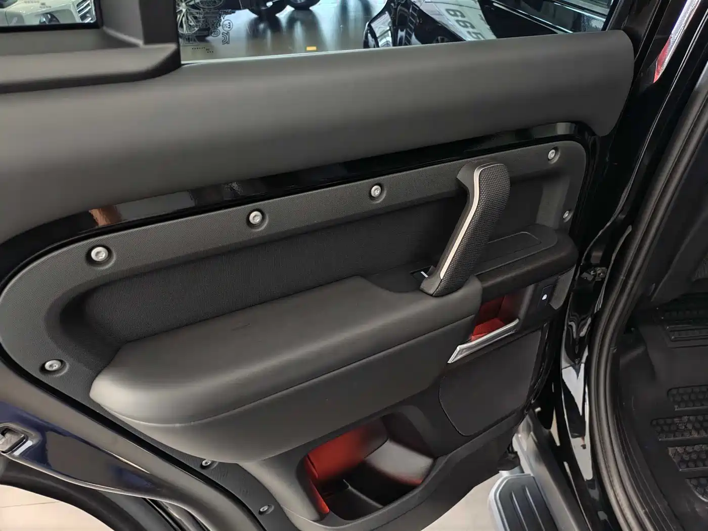 Land Rover Defender 2025 110 3.0T P400 -Dynamic HSE фото 14