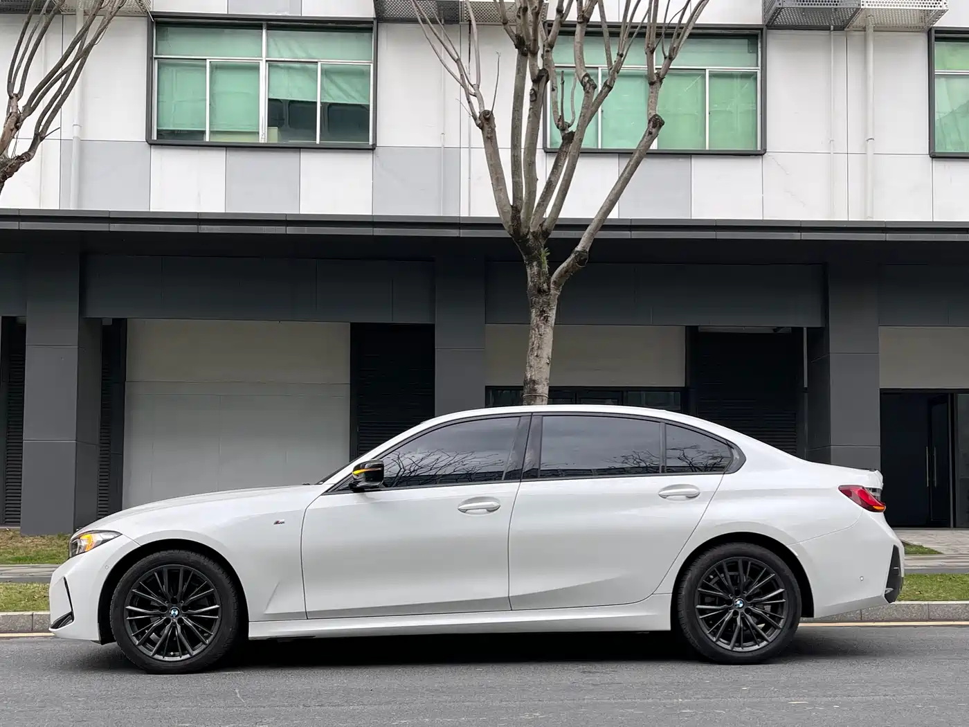 BMW 3 Series 2024 325Li M Sport Shadowline Package фото 3