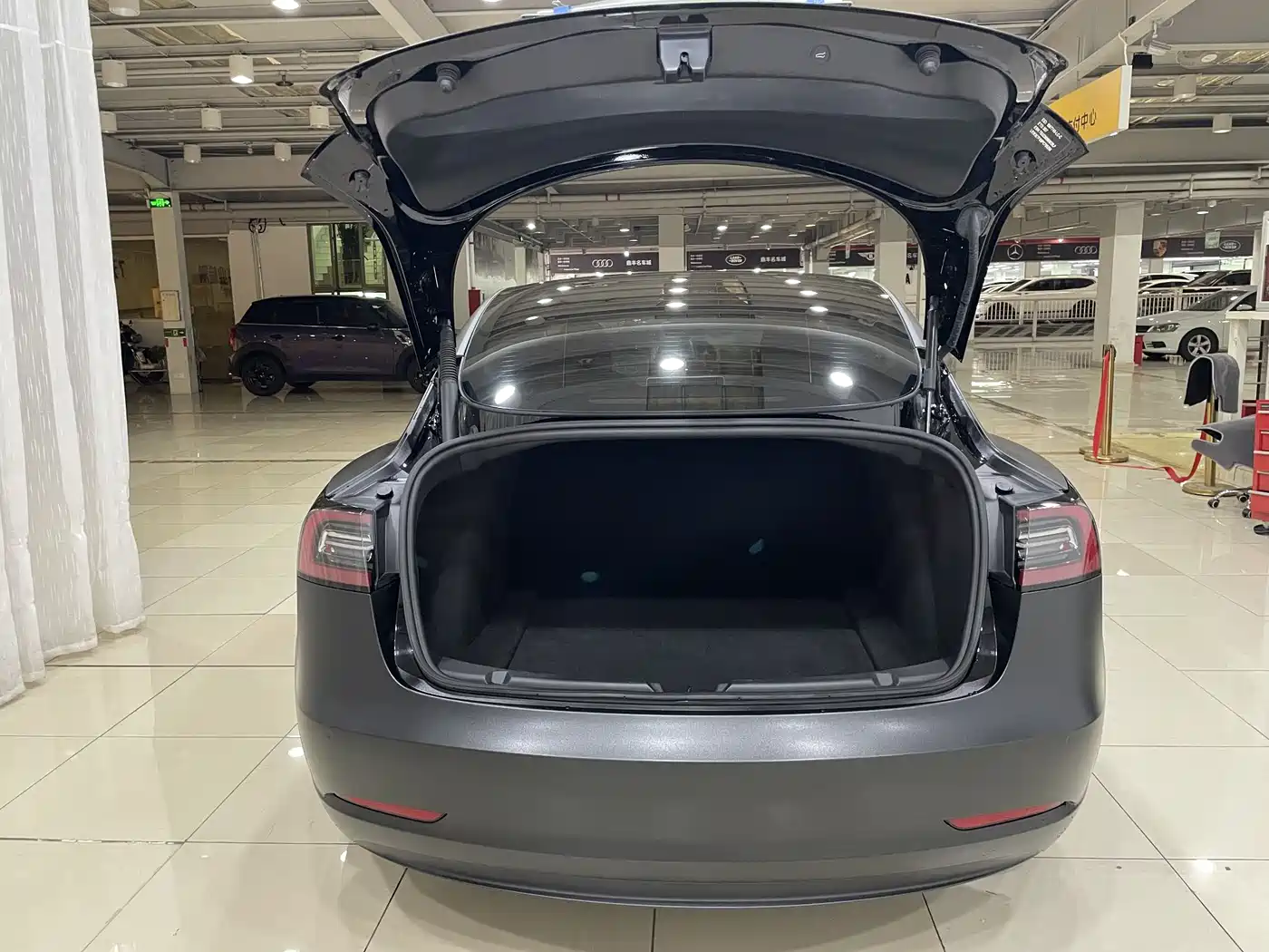 TESLA MODEL 3