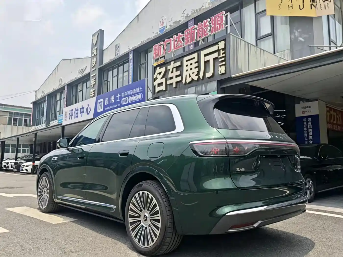 AITO Wenjie AITO M8 2025 Extended Range Ultra 53.4kWh 6-Seater фото 5