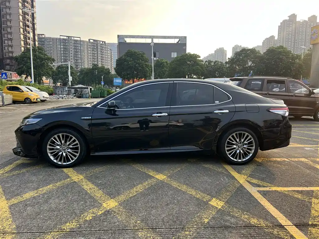 Фото 3 - Toyota Camry