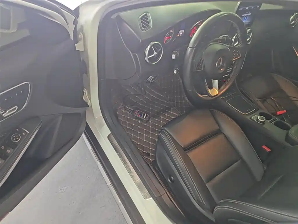Mercedes-Benz GLA 2018 GLA 200 Dynamic фото 16