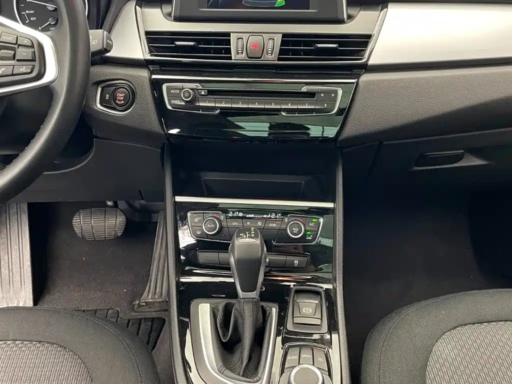 BMW 2 Series Touring 2016 218i Leading фото 9