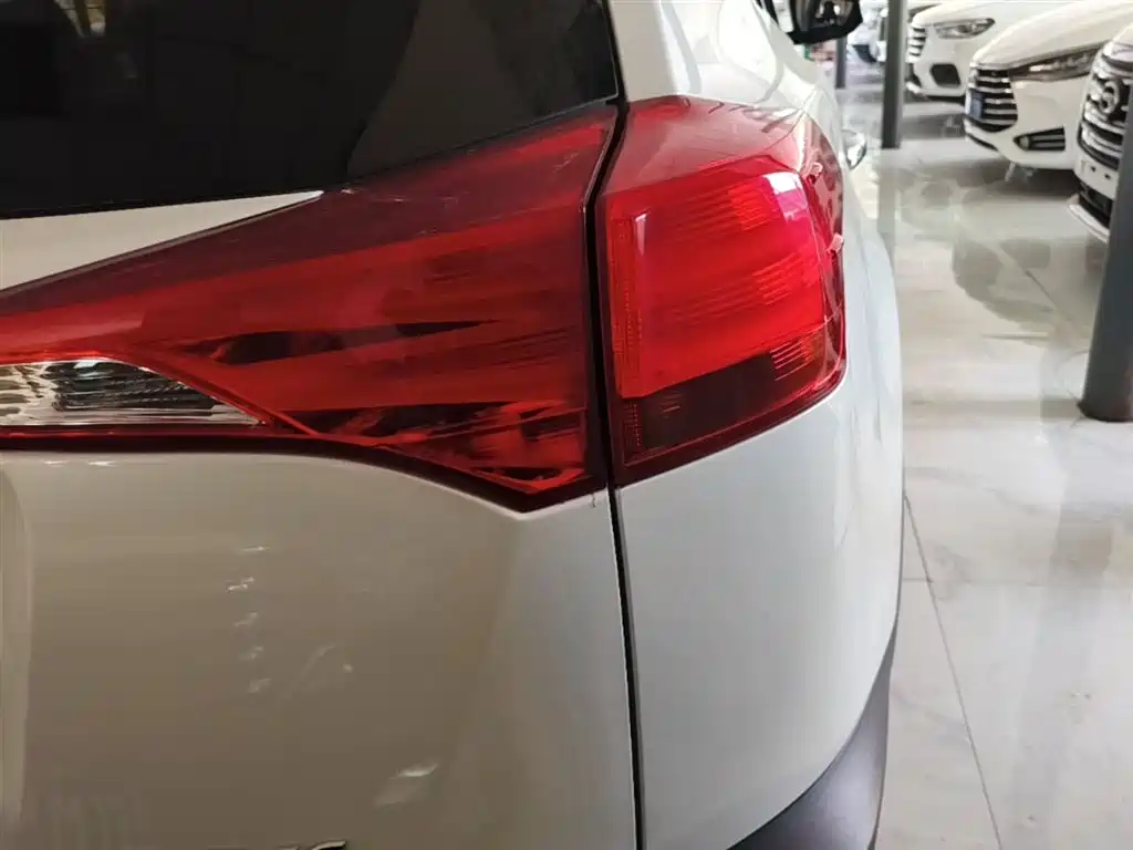 Toyota RAV4 Rongfang 2015 2.5L Automatic 4WD Elite Edition фото 8