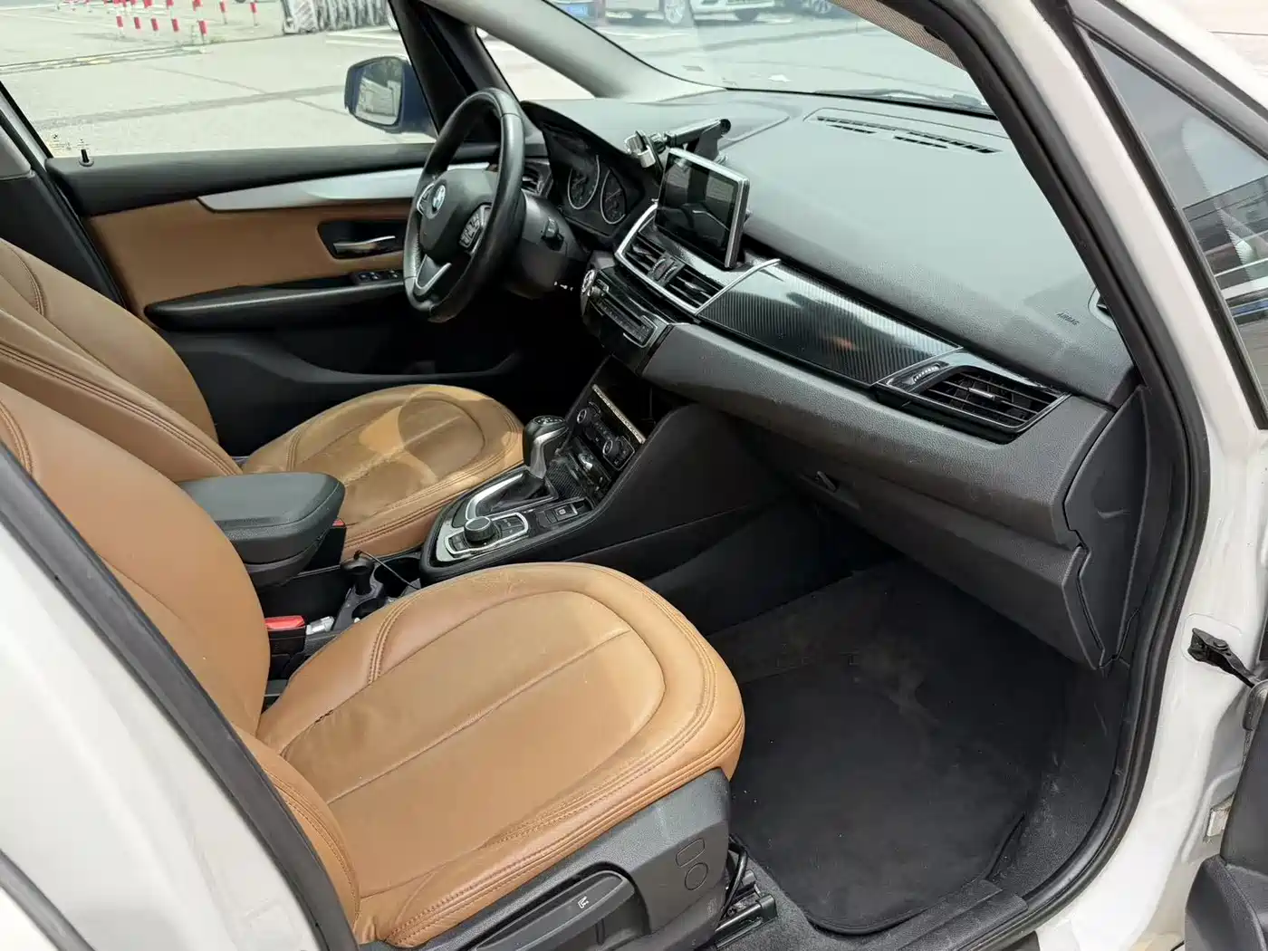 BMW 2 Series Touring 2016 218i Leading фото 9