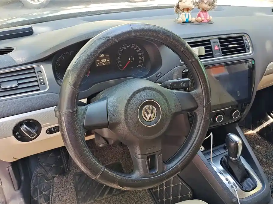 Volkswagen Sagitar 2012 1.6L Automatic Comfort Type фото 15