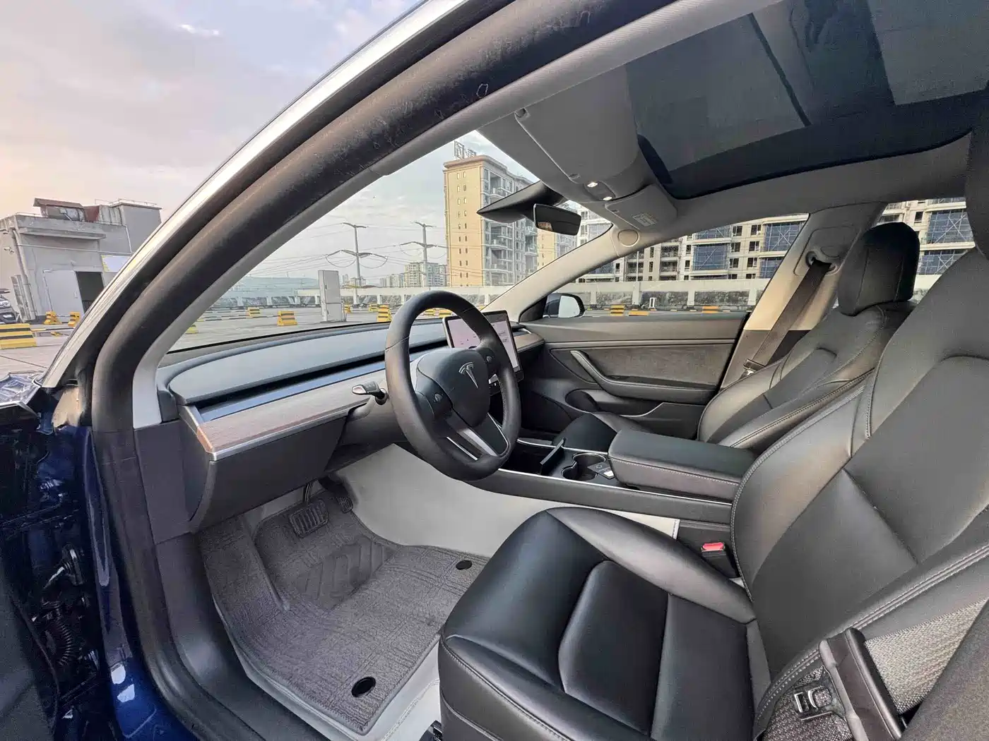 TESLA MODEL 3