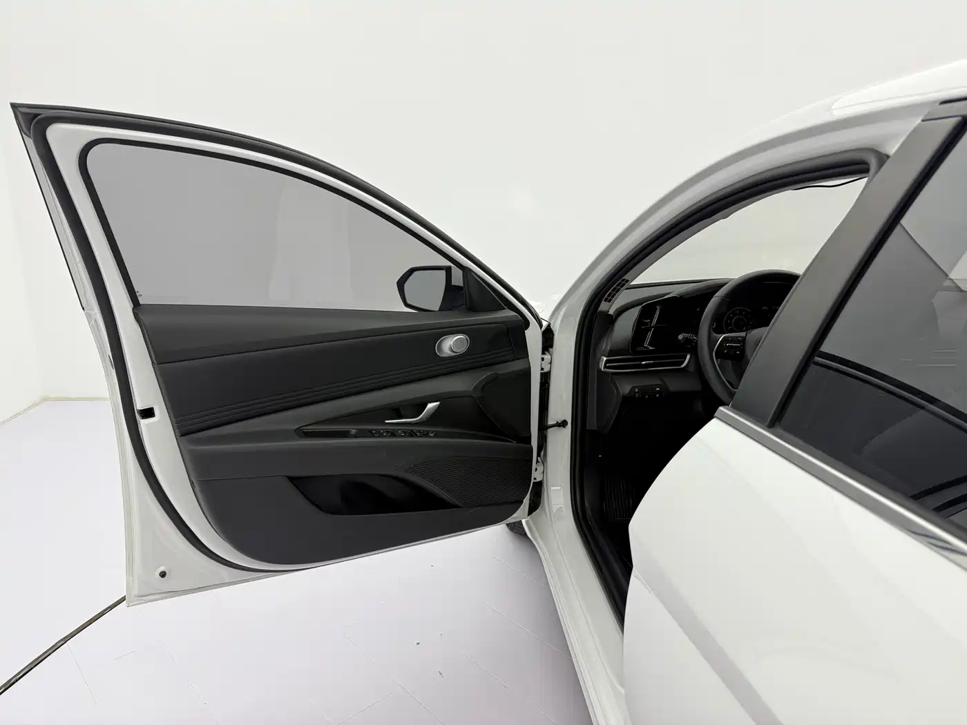 Hyundai Elantra 2023 Model 1.5L CVT LUX Premium Edition фото 21