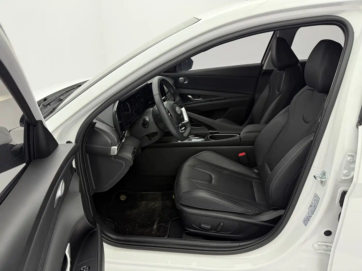Hyundai Elantra 2023 Model 1.5L CVT LUX Premium Edition фото 18