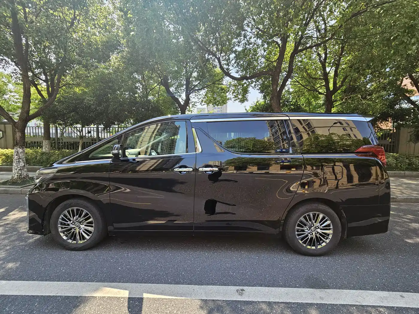 Toyota Vellfire 2019 Hybrid 2.5L HV Luxury Edition фото 3