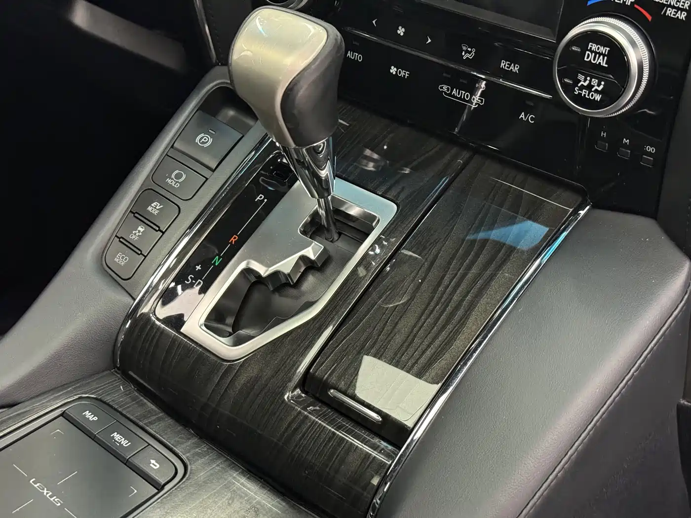 Lexus LM 2020 300h 4-Seat Imperial Edition фото 13