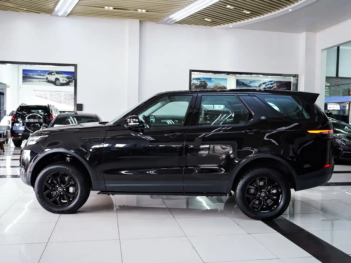 Land Rover Discovery 2019 3.0 SC V6 SE фото 3