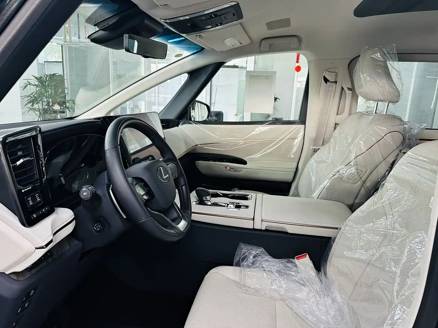 Lexus LM 2025 Model 350h Seven-Seater Elegance Edition фото 4