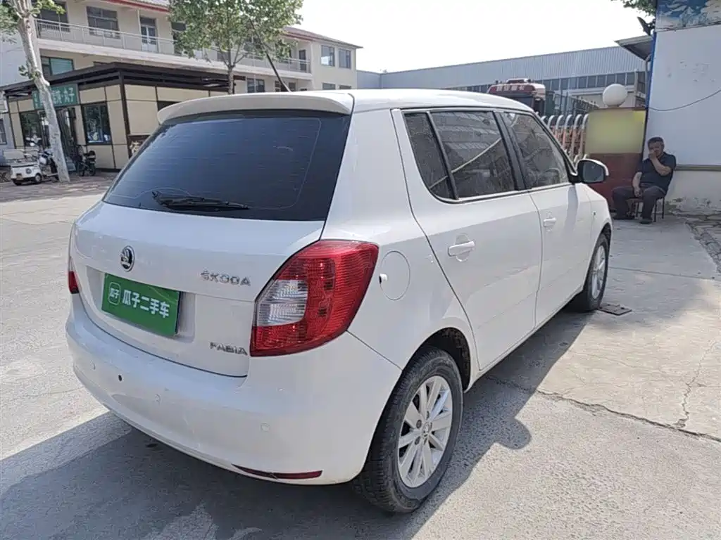 Škoda Fabia 2014 1.4L Manual Crystal Edition фото 7