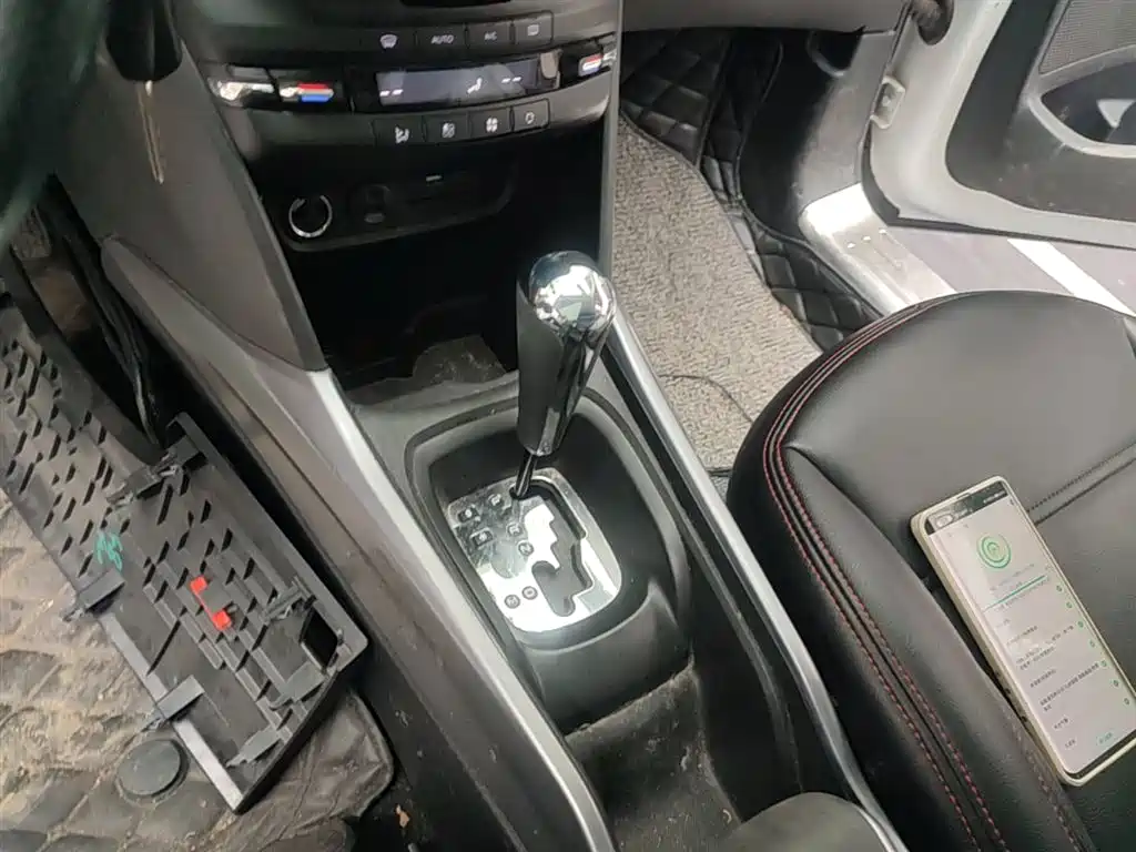 Peugeot 2008 2014 1.6L Automatic Fashion Edition фото 14