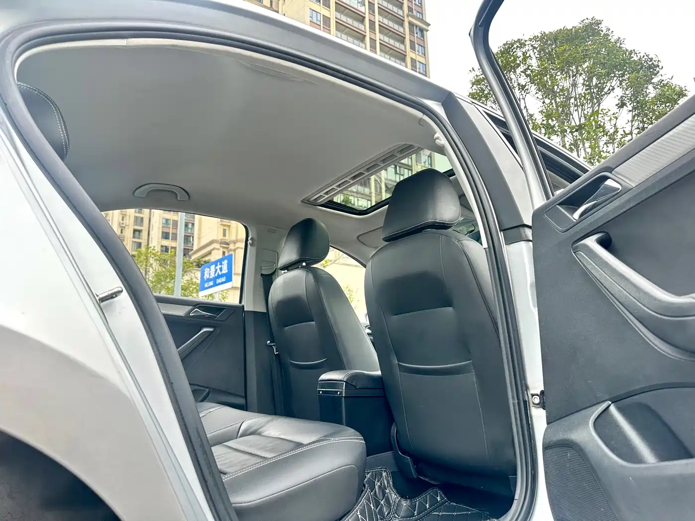 Volkswagen Jetta 2015 1.6L Automatic Luxury фото 25