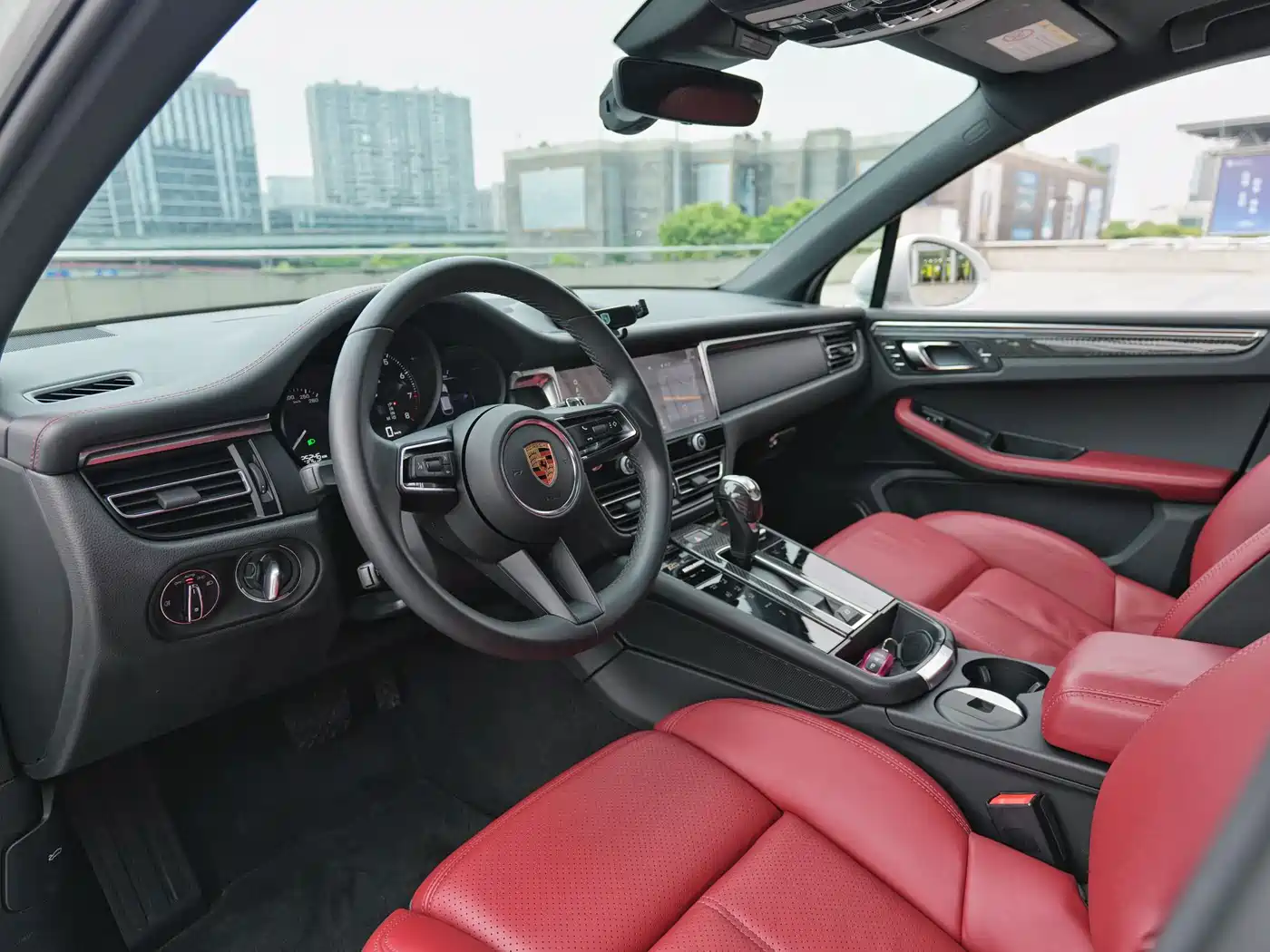 PORSCHE MACAN