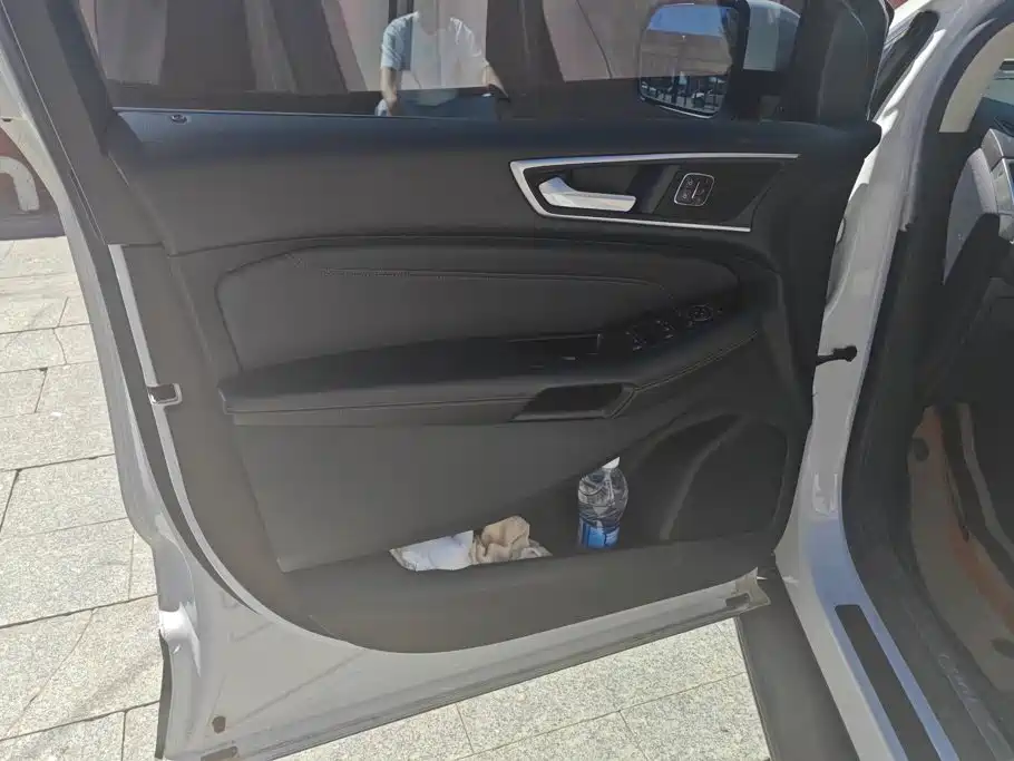 Photo 7 - Ford Edge