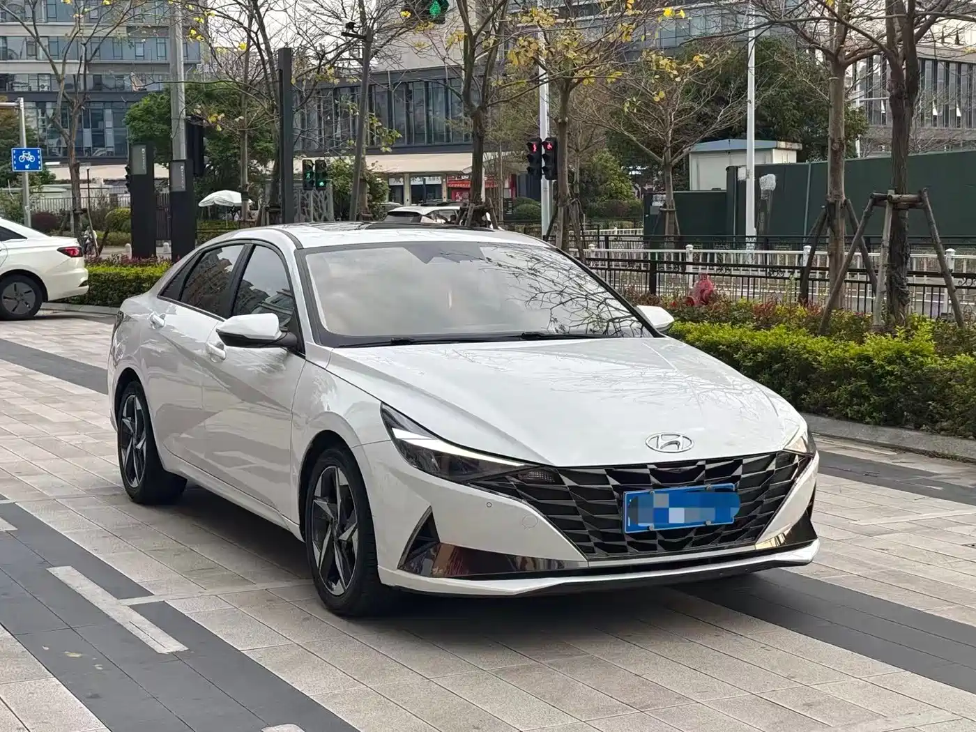 Hyundai Elantra 2022 1.5L CVT LUX Premium Edition фото 3