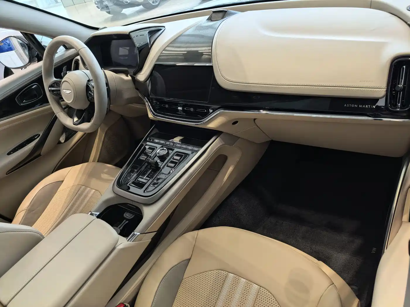 Aston Martin DBX 2025 4.0T V8 707 фото 6