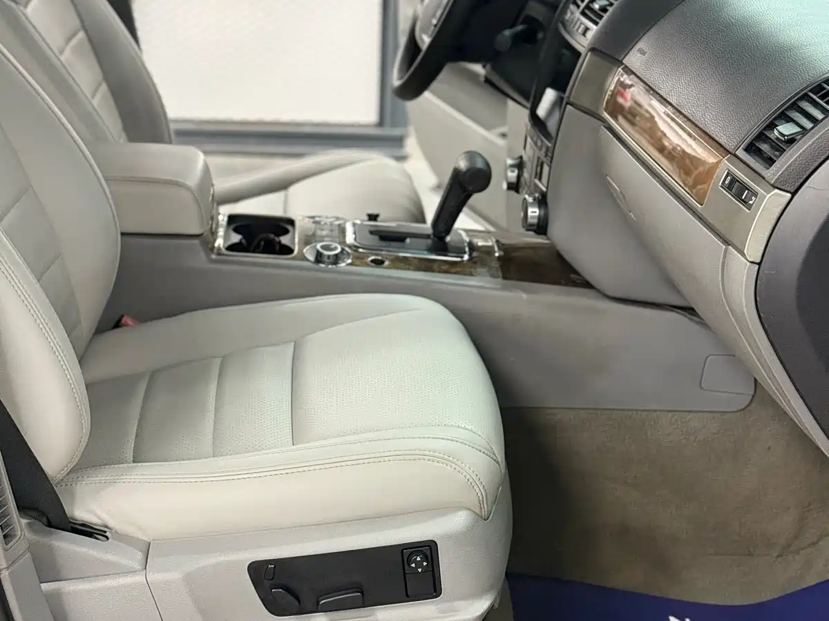 Volkswagen Touareg 2010 3.6 Limited Luxury Edition фото 11