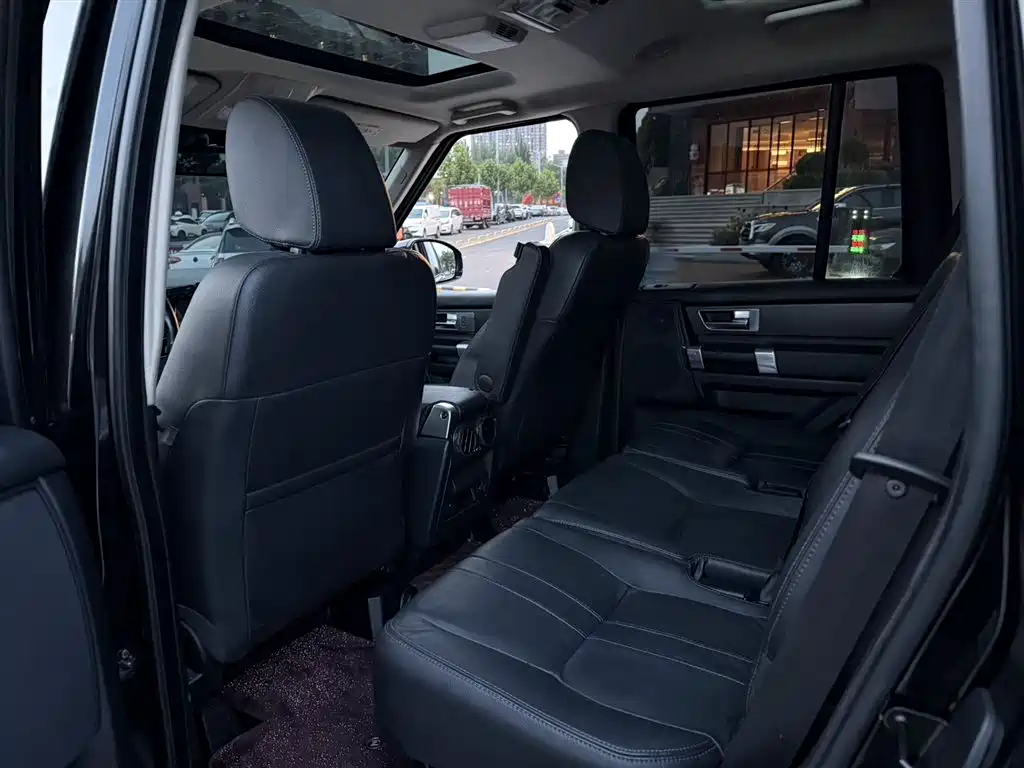Land Rover Discovery 2016 3.0 SC Gloss Black Collector's Edition HSE фото 13