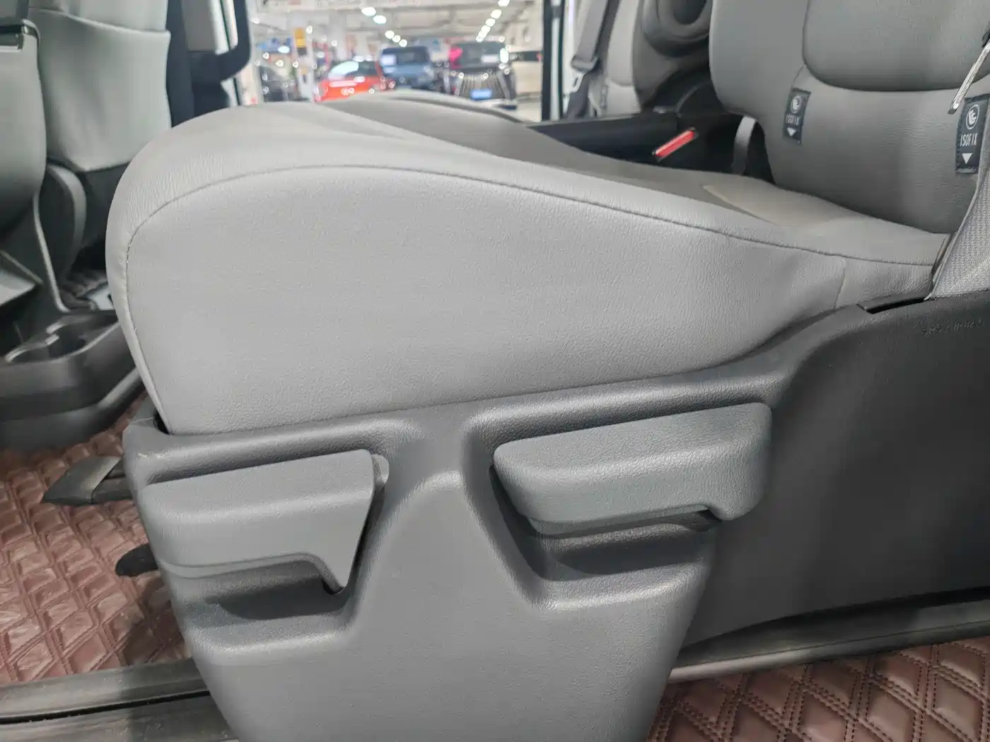 Toyota Granvia 2023 2.5L Hybrid Comfort Edition фото 16