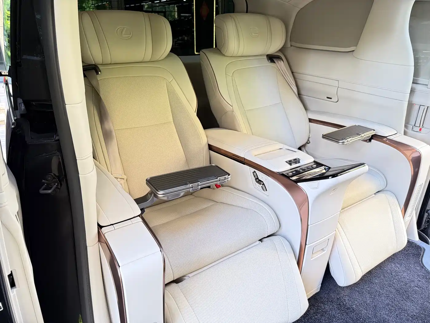 Lexus LM 2025 Model 500h Four-Seater Imperial Edition фото 10