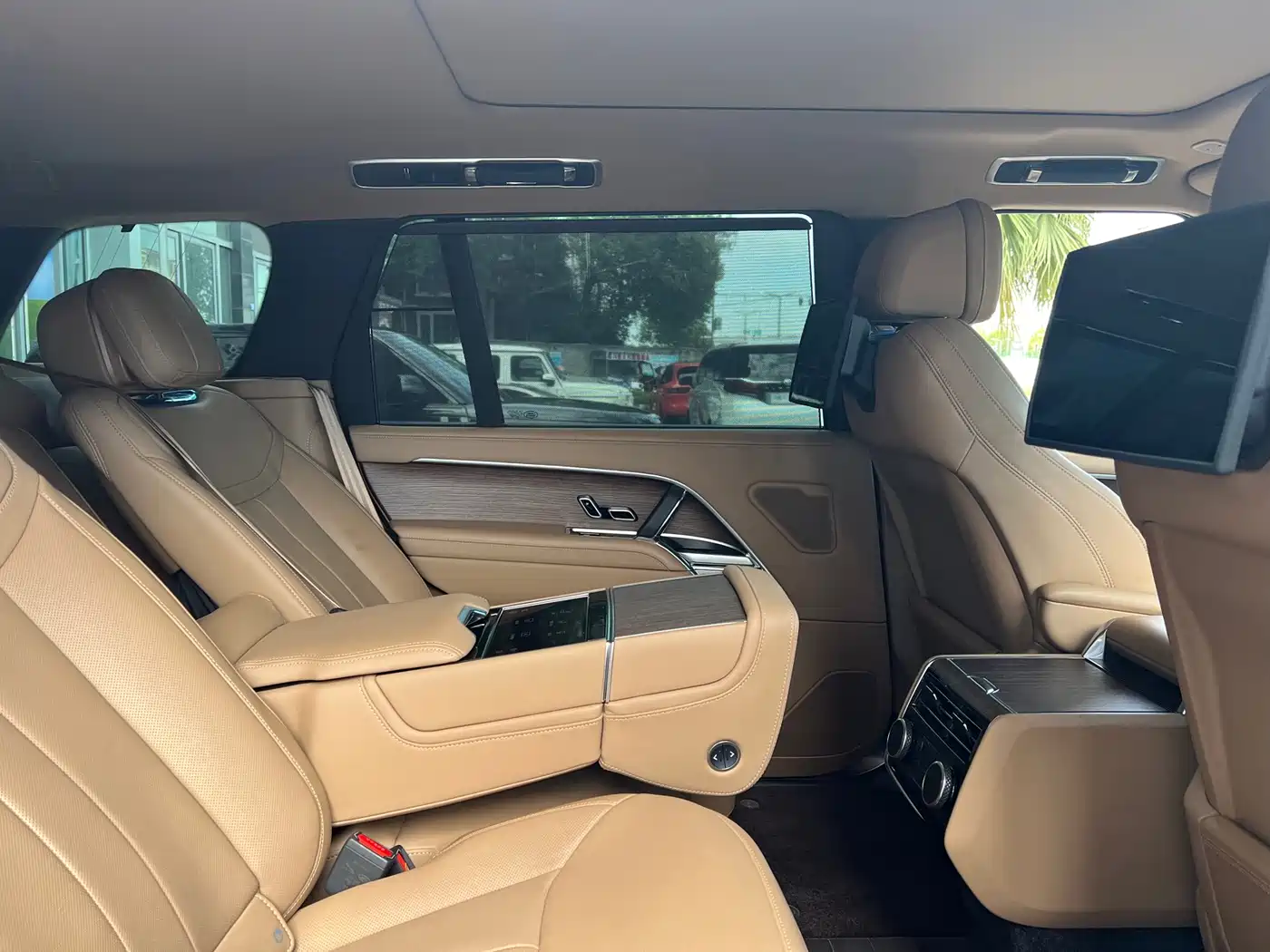 Land Rover Range Rover 2025 3.0 L6 400PS Genesis Extended Wheelbase фото 5