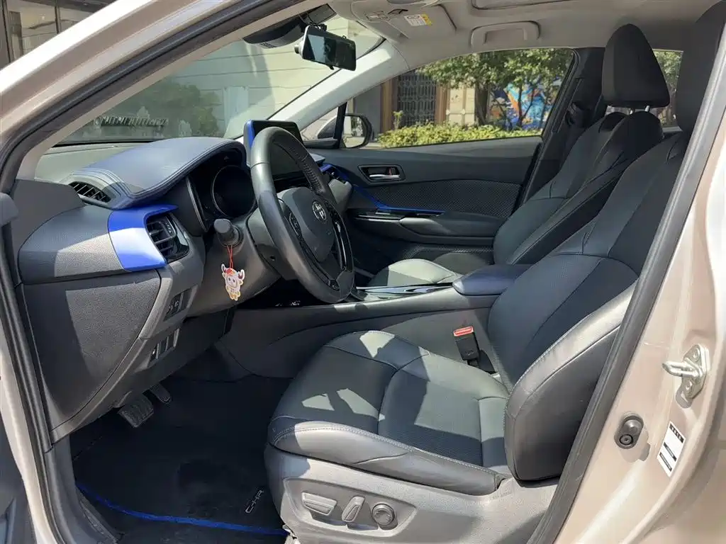 Toyota C-HR 2021 2.0L Luxury Edition фото 7
